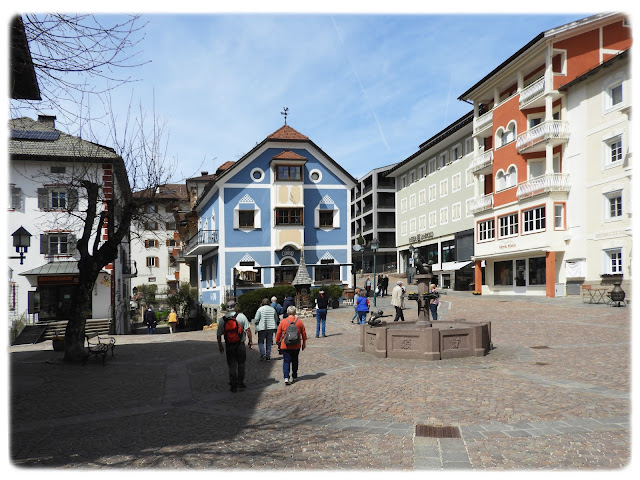 På lunsjbesøk i byen St. Ulrich (Ortisei) i Val Gardena i Syd-Tirol i Italia.