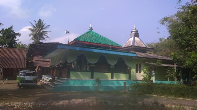 Kegiatan Bersih-bersih Masjid Baitus Solikhin Dusun Kayuares Desa Ringinanom Kecamatan Tempuran Kabupaten Magelang