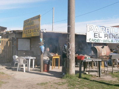 VEGANO PROTESTABA EN UNA PARRILLA: LE METIERON UNA BEREJENA EN EL ANO.