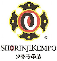 Lambang kenshi internasional merupakan lambang organisasi Shorinji Kempo sedunia Arti Lambang Shorinji Kempo Internasional