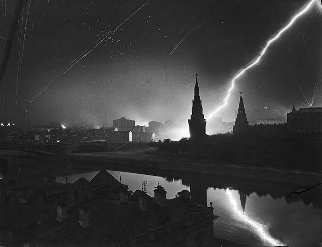 Blacked-out Moscow during the air raid of 26 July 1941 worldwartwo.filminspector.com