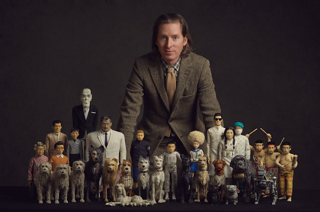 El director de la película Isla de Perros Wes Anderson, posa con las figuras de los personajes de la película