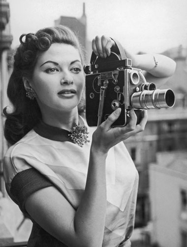 WEEK 20 Mrs Munster herself Yvonne De Carlo