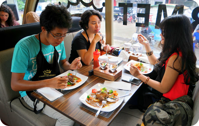 Keliling Kota Bandung Sambil Kuliner di Bus Restoran Street Gourmet Keliling Bandung dengan Sajian Street Gourmet