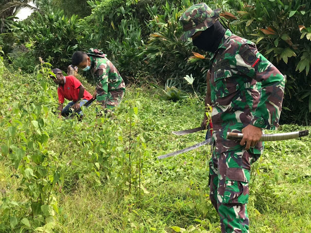 Jelang Hari Paskah, TNI Bersama Warga Kerja Bakti Bersihkan Halaman di Kampung Yuruf Keerom