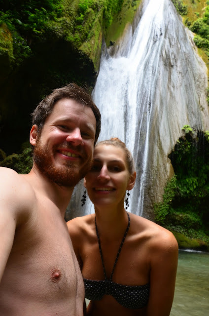 Thomas und Lena vor dem Wasserfall