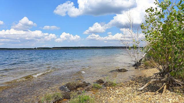 Ufernahe Fotoaufnahme von Zwenkauer See, blauer Himmel, Urlaubsstimmung.