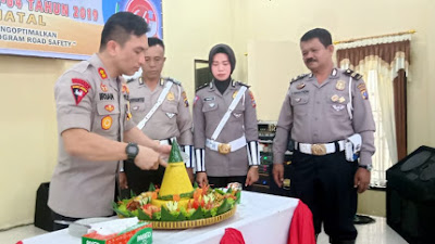 AKBP Irsan Sinuhaji ,SIK,MH Kunjungi Anggota Yang Sedang Sakit Pada HUT Satlantas Polres Madina 