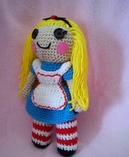 http://translate.googleusercontent.com/translate_c?depth=1&hl=es&rurl=translate.google.es&sl=en&tl=es&u=http://bookpeoplestudio.wordpress.com/2013/02/01/free-alice-in-wonderland-crochet-doll-pattern/&usg=ALkJrhgexz_mLih9c-EiO_sFFzilThwQFg