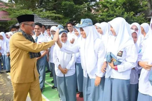 Wako Hendri Septa Jadi Pembina Upacara dan Serahkan e-KTP di SMAN 13 Padang