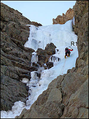 Escalando la Goulotte Quintana al Taillón