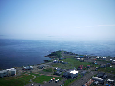 納沙布岬、その先に貝殻島と秋勇留島