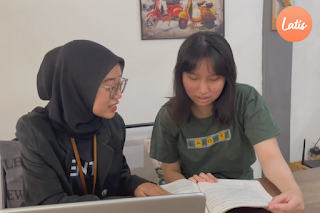 tutor private yang tengah mengajari siswa intensif