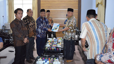 Bupati Sukiman Terima RAB Pilkada 2024 dari KPU