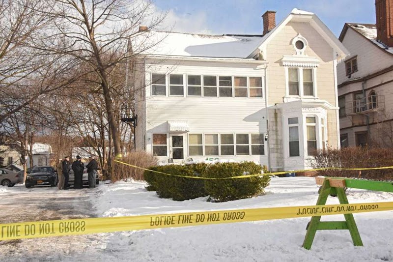 Asesinan cuatro en sótano de un edificio en suburbio capitalino de Nueva York 