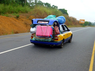 Vollbeladenes Auto in Sierra Leone