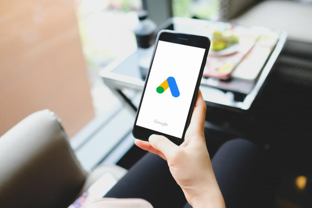 A fim de fazer com que gerentes de marketing, gestores de anúncios e anunciantes, busquem meios de segmentar o seu público alvo com mais assertividade, a startup californiana Google, anunciou que a correspondência de palavras chaves ampla modificada, se tornará extinta, ficando em seu lugar a correspondência de palavras chaves de frase.