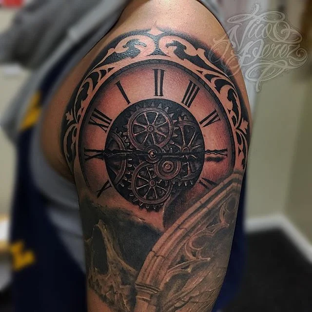 tatuaje en el hombro de reloj para hombre