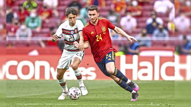 Aymeric Laporte, debutante en la Selección, disputando un balón con Joao Félix. SELECCIÓN DE ESPAÑA 0 SELECCIÓN DE PORTUGAL 0. 04/06/2021. Partido internacional amistoso. Madrid, estadio Wanda Metropolitano. GOLES: No hubo.