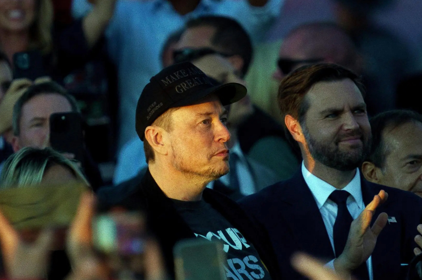 O empresário Elon Musk, ao lado do vice de Trump, J. D. Vance, em comício na Pensilvânia em outubro (Foto: EFE/EPA/WILL OLIVER)