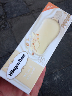 Haagen Dazs White Chocolate & Almond Ice Cream Bar