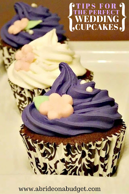 Thinking about wedding cupcakes instead of a cake? You can make your own as long as you stick to these tips for the perfect wedding cupcakes from www.abrideonabudget.com.