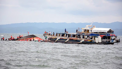 kapal ferry terbalik