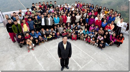 Worlds Biggest Family photo