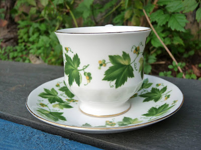 porcelana Queen Anne bone china Shore & Coggins wzór 8640 bluszcz