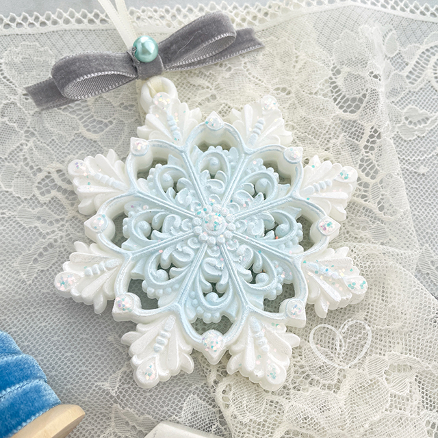 DIY Christmas ornament snowflakes created with the Redesign with Prima Wonder Spark snowflake moulds, Sizzix Creamy Matte Effects Arctic Sky Paint, Pearlescent Paste; and Prima Marketing Finnabair glitter.