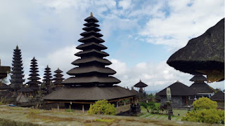 Templo Madre Besakih o Pura Agung Besakih de la Isla de Bali, Indonesia.