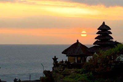  a favorite finish for the traveler who watch  Tanah Lot, Bali
