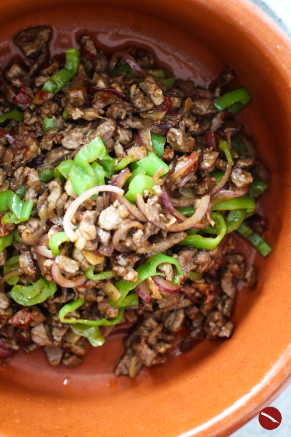 Für mein Lamm-Chili-Rezept mit weißen Bohnen wird das Fleisch von Lammkeulen-Scheiben in kleine Würfel geschnitten. So schmeckt ein köstlich geschmortes Chili con Carne viel besser als mit Hackfleisch! #chiliconcarne #schmoren #mexikanisch #rezepte #lammrezepte #lammkeule #südamerikanisch #nytcooking #melissaclark #arthurstochterkocht #arthurstochterkochtdienewyorktimesleer #foodblog #partyessen #witzigmann #jamieoliver #lafer