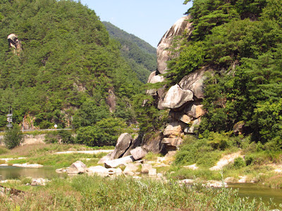 Après avoir marcher une quinzaine de minutes le long de la rivière, on arrive à ce magnifique paysage. 아마라 바일리.