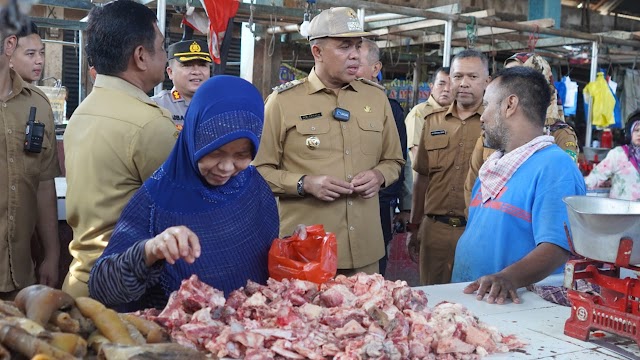 Jelang Idul Fitri, Pj Bupati Langkat Sidak Pasar, Bulog dan SPBU