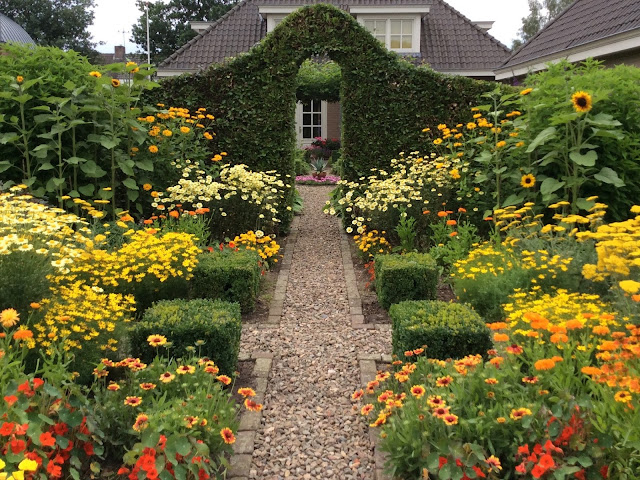 Gele tuin, tuin in geel, oranje, rood, tuin in vurige kleuren