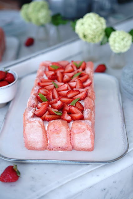 skyr , danone , charlotte aux fraises , gâteau des fetes des mères 