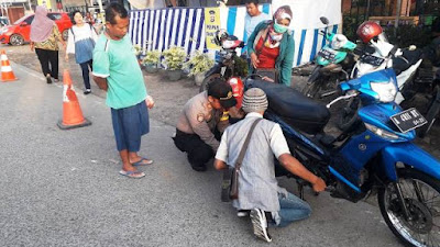 Luar Biasa, Polisi ini Bantu Pengendara Motor