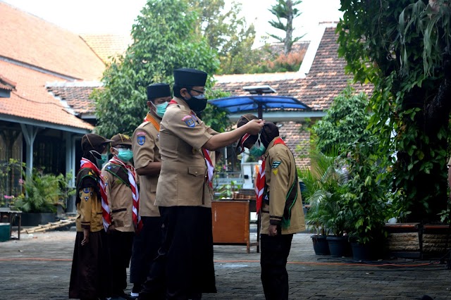 Peringatan Hari Pramuka ke-60 Tahun 2021 Ka. Kwarcab Kota Yogyakarta sematkan Tanda Penghargaan Pramuka Garuda