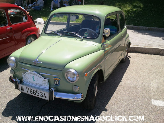 Los SEAT 600 más castizos acuden a la Pradera de San Isidro (Madrid)