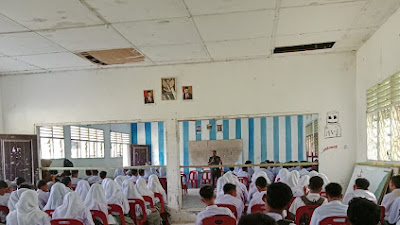 BABINSA 02/TL SERTU WAHYONO MELAKSANAKAN GIAT WASBANG DAN BELA NEGARA DI SMA NEGERI 1 KECAMATAN KUALUH HILIR