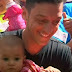 Masya Allah, Mesut Ozil Kembalikan Senyum Anak-anak Suriah