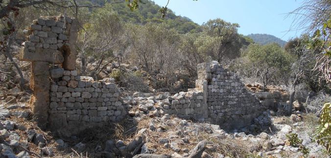 Dana Adası’ndaki kilisenin duvarı