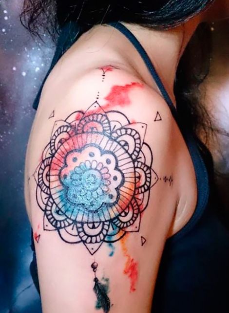 Tatuagens femininas de mandalas 