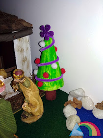 Mini árbol de Navidad de porexpán decorado con pompones y limpiapipas
