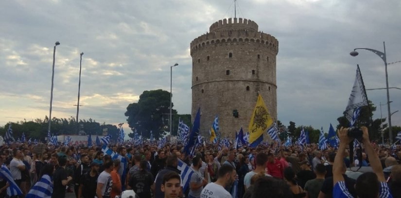 Θεσσαλονίκη: Συγκέντρωση υπέρ Μακεδονίας με κρεμάλες (!) για ΣΥΡΙΖΑ-ΑΝΕΛ - Επίθεση στα γραφεία των ΑΝΕΛ (βίντεο)