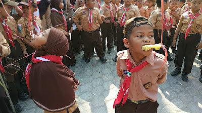 Lomba Makan Krupuk Pramuka