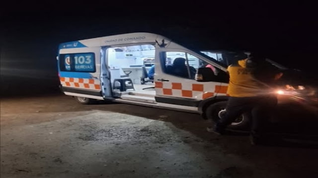El Grupo de Emergencia y Rescate informó que la víctima, un hombre de 45 años, fue localizada consciente pero con lesiones. El operativo continúa con el apoyo de un segundo equipo para su descenso.