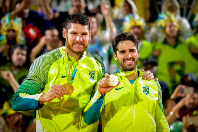 Alison e Bruno Schmidt com a medalha de ouro no pódio do vôlei de praia da Rio 2016