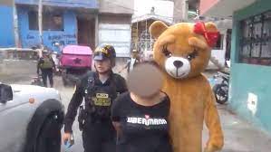 VIDEO: Narcotraficantes peruanas caen en San Valentín en la trampa de un policía disfrazado de osito cariñosito